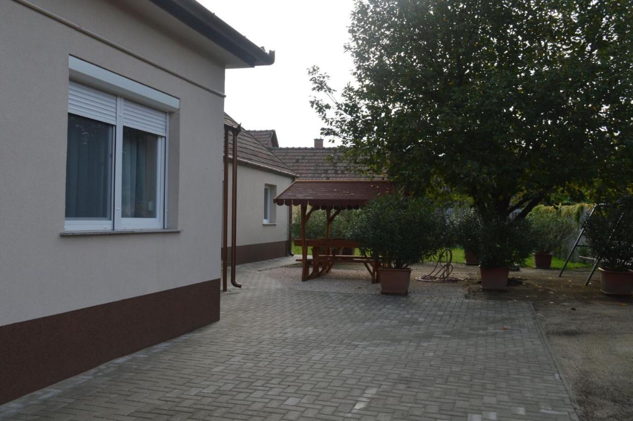 Bettina Vendégház Kiskorös Exterior foto